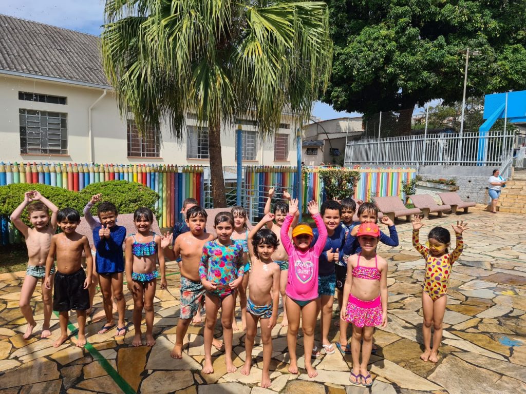 Tarde de muita água e alegria - Infantil V