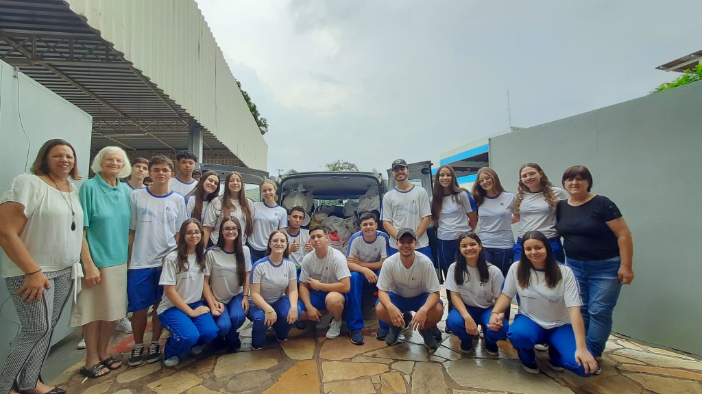 Entrega de alimentos ao Lar Pe. Vitor
